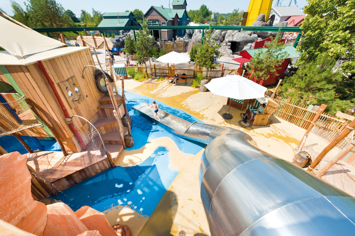 atlantics Edelstahlrutsche im Europa-Park in Rust, eine Wasserrutsche mit Landebecken